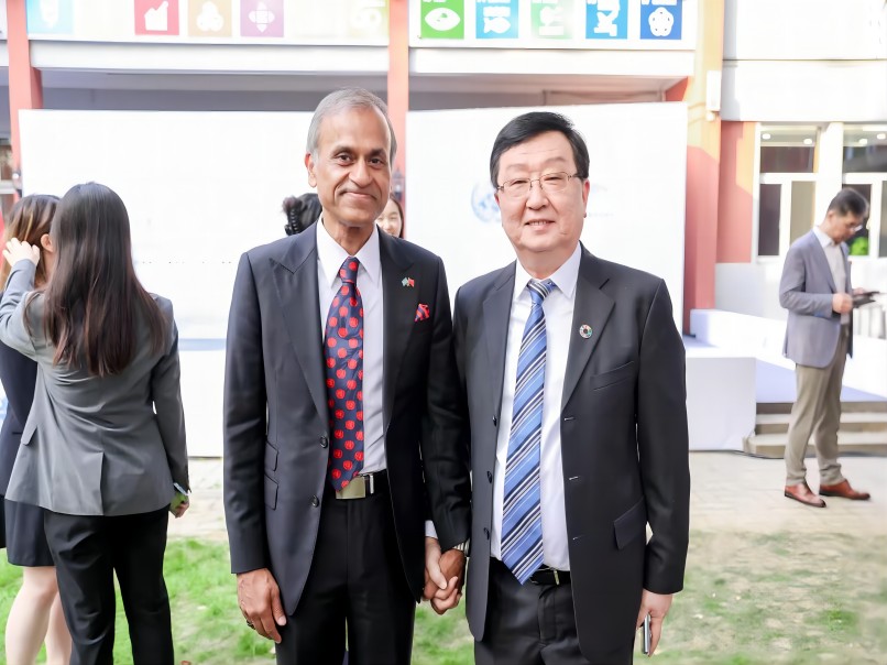 1698990079794388.jpg 2023年10月23日,第78個聯合國日特別活動在京舉行,聯合國駐華係統舉辦盛大的慶祝活動紀念“聯合國日”,100餘(yú)位駐華(huá)大使、300位特邀嘉賓及中方各合作部門嘉賓齊聚一堂,集團黨委書記、董事長王達作為特邀嘉賓參與和見證盛會。作為中華老字號的“嶗(láo)山礦泉(quán)水”受(shòu)邀參與本次“聯合國(guó)日活動”。圖為合影,左一為聯(lián)合國係統駐華協調員常啟德,右一為集團黨(dǎng)委(wěi)書記、董(dǒng)事長王達(1).jpg