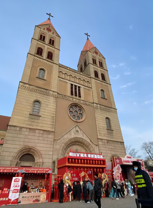 2月（yuè）1日至2月（yuè）5日，“好品山東 商行天下（xià）”主題（tí）的山東消費促進年暨“樂購青島”龍年消費節在青島中山路海誓山盟廣（guǎng）場舉行。集團旗下“青島（dǎo）”“嶗山”兩（liǎng）個中華老字號品牌，以“千好萬好不（bú）如青島（dǎo） 千難萬（wàn）難不離嶗山”為主題在“中華老字號賀年會”C位設立聯合特展（zhǎn）區（qū）。圖為活動全景(1).jpg